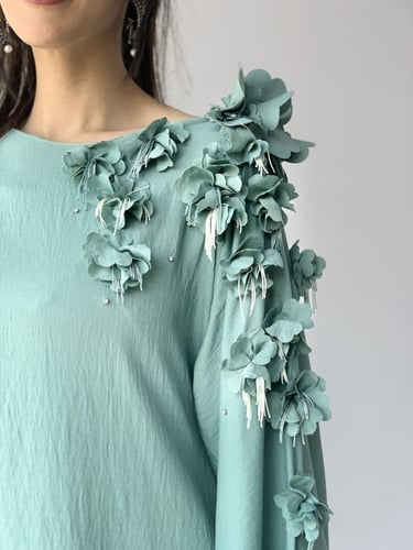 جلابية هدب وورد بارز فستقي