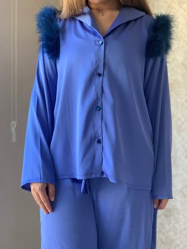 بيجامة بترولي حرير مع ريش