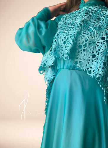 فستان تفني مع قطعة مشغولة