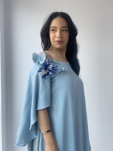 جلابية فاخرة اوف شولدر فراشات بارزة وكاب ازرق