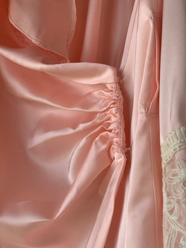 بيجامة حرير وردي درابيه