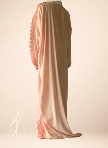 شرشف صلاة لف جبير وردي و الطرحة مثبتة .