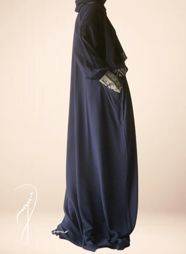 شرشف صلاة سحاب ازرق غامق كحلي و الطرحة مثبتة.