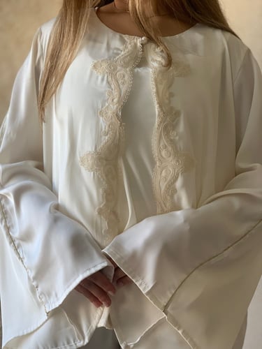 بيجامة حرير 3 قطع مزينة بالقيطات المرسوم على الصدر