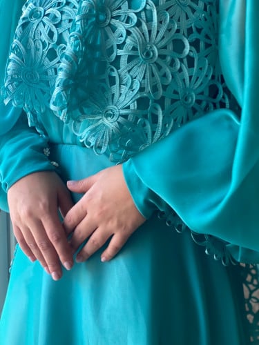 فستان تفني مع قطعة مشغولة