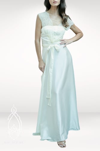 قميص نوم وروب (متوفر بعدة ألوان) مزين بالدانتيل