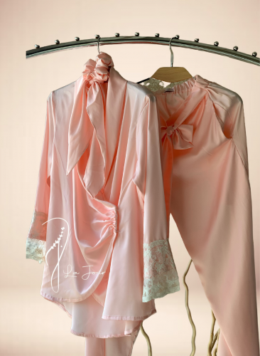 بيجامة حرير وردي درابيه