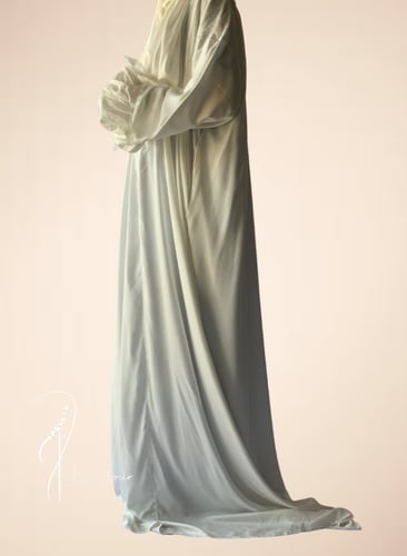 شرشف صلاة دانتيل ابيض سحاب و الطرحة مثبتة .