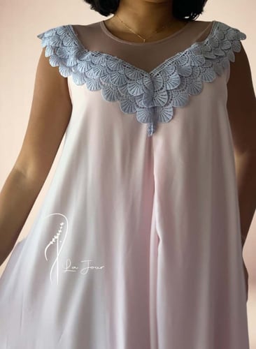 قميص نوم وروب وردي مزين بالجبير الازرق