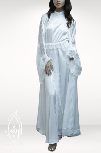 قميص نوم وروب ابيض حرير و دانتيل