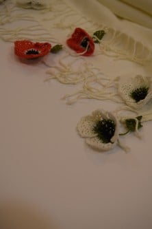 طرحة بيضاء بالكروشيه اويا التركي ورد ابيض و احمر