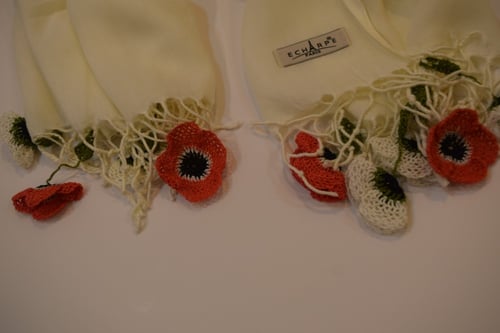 طرحة بيضاء بالكروشيه اويا التركي ورد ابيض و احمر