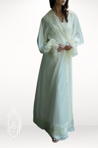 قميص نوم وروب (متوفر بعدة ألوان) مزين بالدانتيل