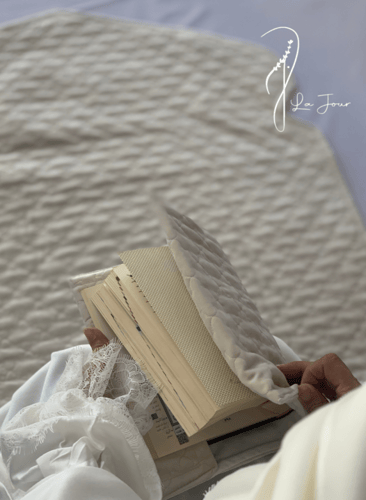 شرشف صلاة دانتيل ابيض سحاب و الطرحة مثبتة .