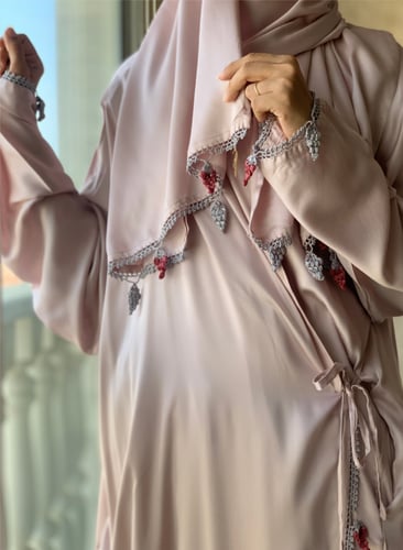 جلابية صلاة لف دستي بنك على موف مزين بالكروشيه عنا...