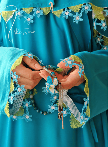 شرشف صلاة لف أزرق مزين بأويا يدوي اخضر و ازرق من ل...