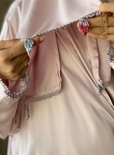 جلابية صلاة لف دستي بنك على موف مزين بالكروشيه عنا...