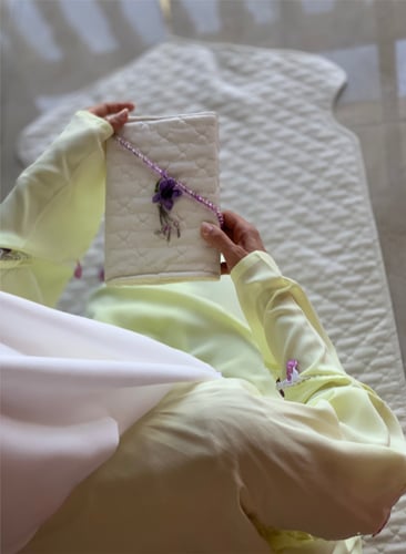 شرشف صلاة أصفر مزين بالكروشيه الوردي و الموف