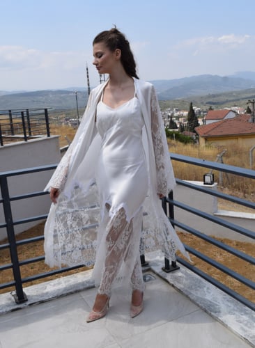 قميص نوم وروب ابيض حرير و دانتيل