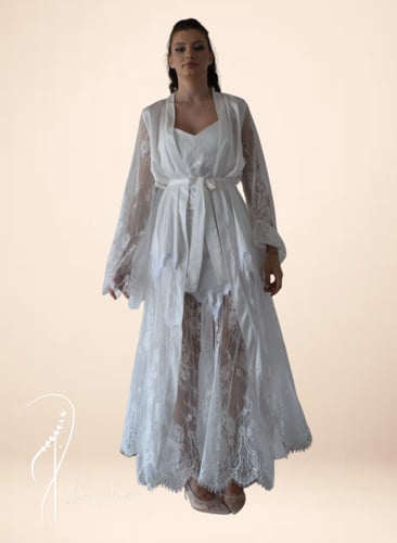 قميص نوم وروب ابيض حرير و دانتيل