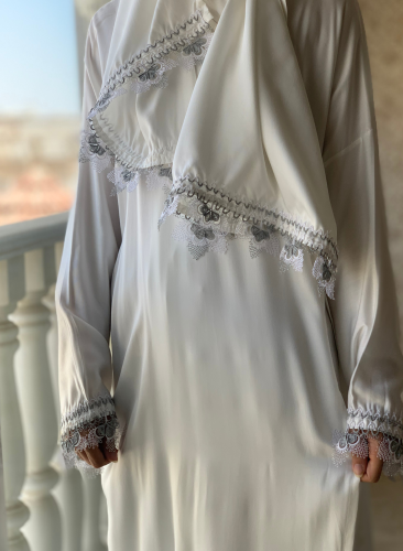 شرشف صلاة لف أوف وايت مزين بالاويا الفضي