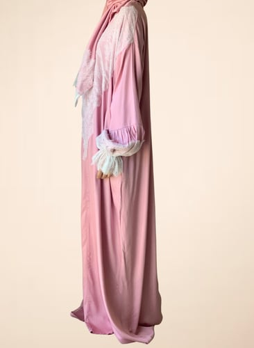 شرشف صلاة وردي دانتيل سحاب و الطرحة مثبتة