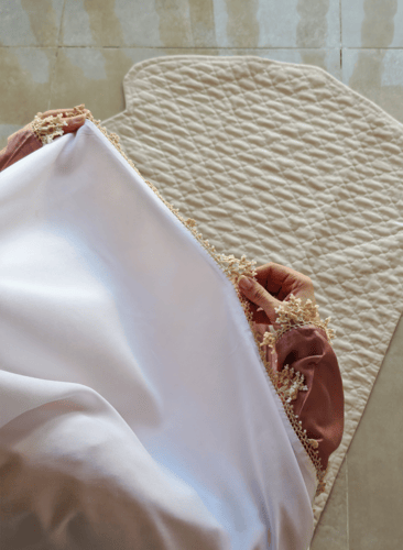 جلابية صلاة لف بصلي على بني مزين بالكروشيه و الطرح...
