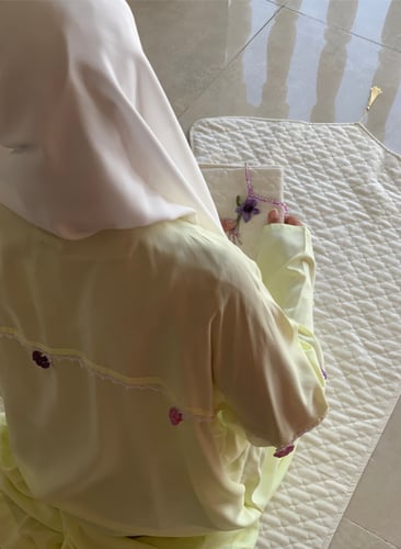 شرشف صلاة أصفر مزين بالكروشيه الوردي و الموف