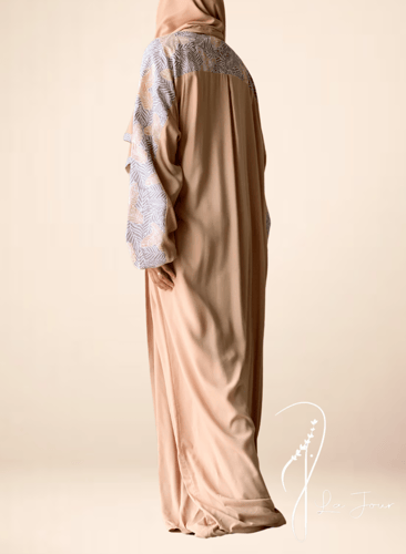 شرشف صلاة رسم باتيك لف بيج غامق و الطرحة مثبتة .