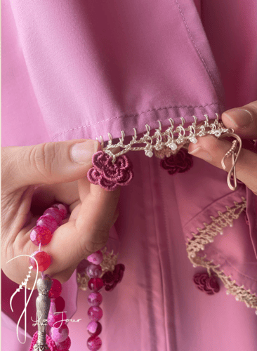 شرشف صلاة وردي بصلي سستة مزينة بالكروشيه الوردي