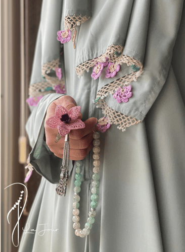 شرشف صلاة أخضر باستيل سستة مزينة بالكروشيه الوردي