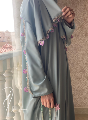 شرشف صلاة أخضر باستيل سستة مزينة بالكروشيه الوردي