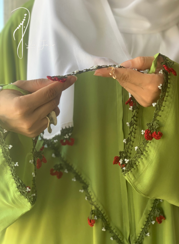 شرشف صلاة سحاب اخضر مزين بالكروشي كرز احمر يدوي .