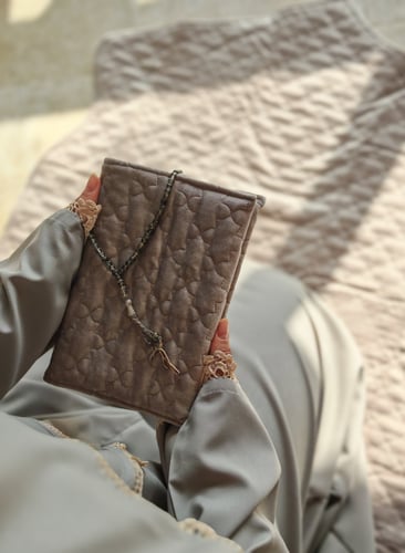 شرشف صلاة سستة رمادى فاتح مزين بالكروشيه اليدوي فخ...