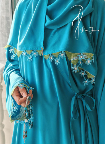 شرشف صلاة لف أزرق مزين بأويا يدوي اخضر و ازرق من ل...