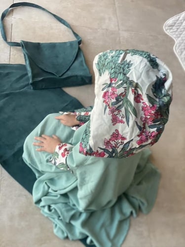 طقم شرشف صلاة أخضر وورد اطفال وسجادة وشنطة