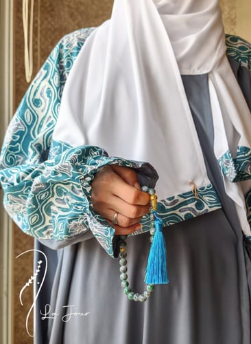 شرشف صلاة لف رسم باتيك رصاصي على ازرق الطرحة مثبتة