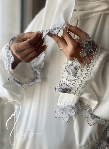 شرشف صلاة لف ابيض مزين بالاويا الفضي