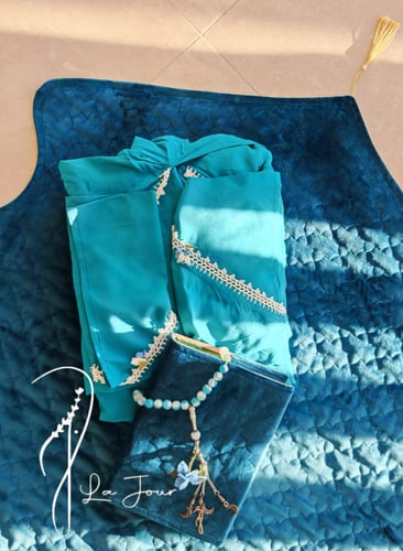 شرشف صلاة لف قطن أزرق بالورد الاويا المميز