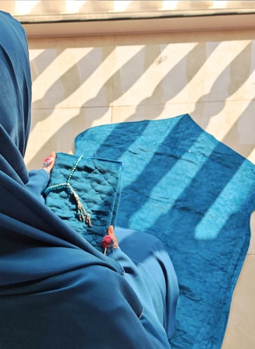 شرشف صلاة لف ازرق بترولي مزين بالكروشيه وردي يدوي...