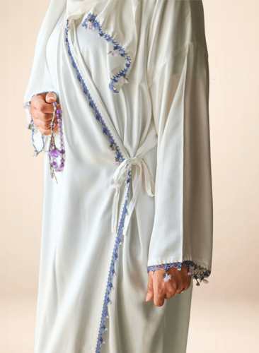 شرشف صلاة لف ابيض ستان مزين بالورد الاويا الموف ال...