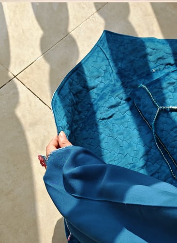 شرشف صلاة لف ازرق بترولي مزين بالكروشيه وردي يدوي...