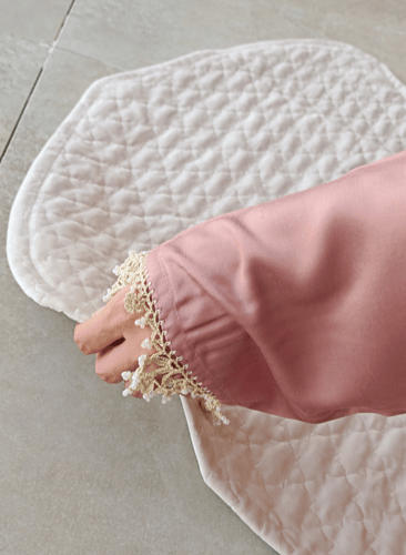 جلابية صلاة لف بصلي على بني مزين بالكروشيه و الطرح...