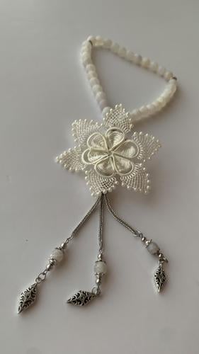 سبحة 33 عقيق ابيض مزينة بوردة أويا كروشيه