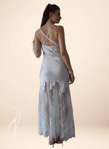 قميص نوم وروب ابيض حرير و دانتيل