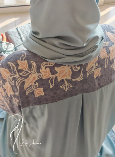 شرشف صلاة لف أزرق باستال بنقشة باتيك يدوي فاخر