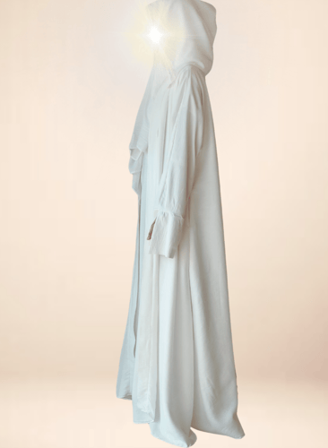 عباية وفستان حج بيضاء