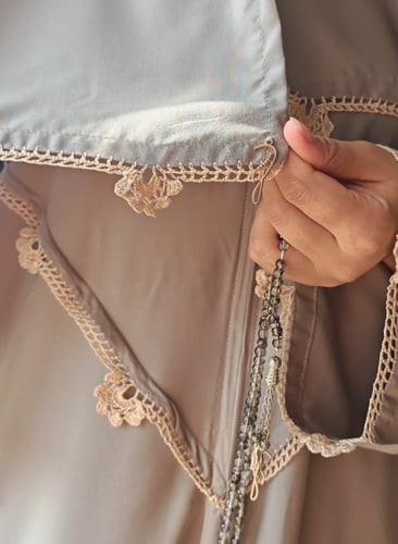 شرشف صلاة سستة رمادى فاتح مزين بالكروشيه اليدوي فخ...