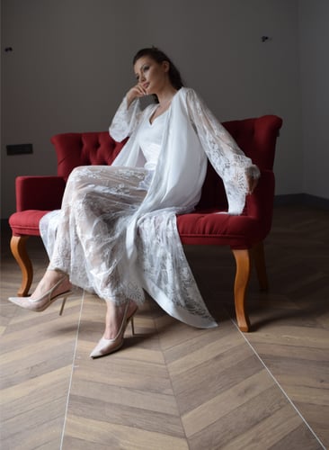 قميص نوم وروب ابيض حرير و دانتيل