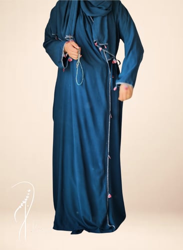 شرشف صلاة لف ازرق بترولي مزين بالكروشيه وردي يدوي...